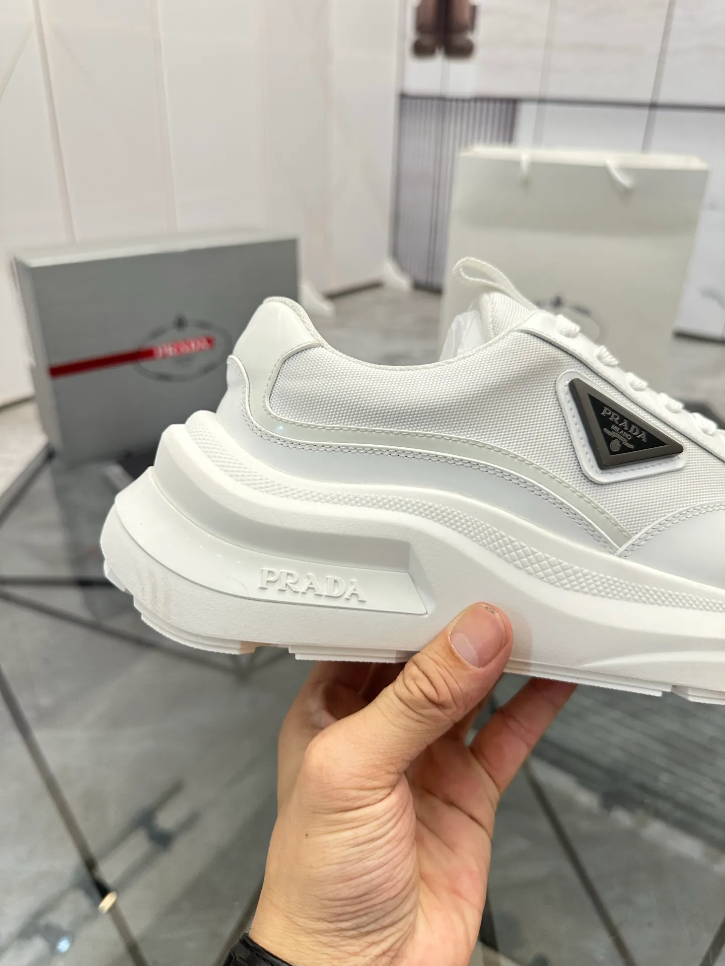 Men's shoes: 💰P680¥ High-end top quality Product trademark: Prada *"Prada*" low-top casual shoes Regular size: 38-45 (can be customized to 46) Product materials: Upper imported cowhide spliced ​​with breathable mesh, breathable lining, cowhide foot pads, original ultra-light foam outsole. No.: 001